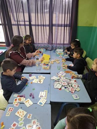 niños y niñas jugando y aprendiendo en salas de clases