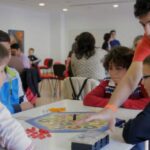 Profesor está enseñando con juegos de mesa en sala de clases