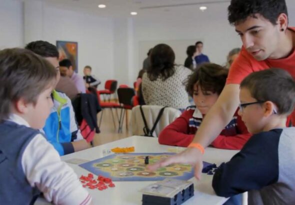 Profesor está enseñando con juegos de mesa en sala de clases