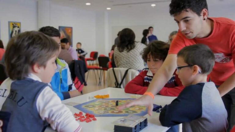 Profesor está enseñando con juegos de mesa en sala de clases