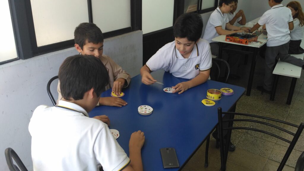 Niños Jugando y Aprendiendo en salas de clases